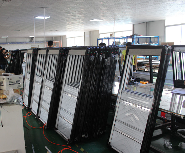 外形尺寸:150*63*5cm 画面尺寸:后置138*57cm 前置59*57cm 灯箱净重:7.8 kg 灯箱光源:led侧灯 电池容量:8800mah锂电池 放电时间:>8小时 充电时间:3~4小时 产品配件:充电器,下载器,数据线,软件光盘,外包装袋 上海背包灯箱 led背式灯箱产品特点: 1、双面大尺寸的广告画面,'走到哪里,您都是焦点' 2、led显示屏与灯箱采用单独开关分开控制,白天可以不用开灯箱,单独开led屏。夜间led屏灯箱同时开,更省电环保。 3、超轻材质设计,配合超宽
