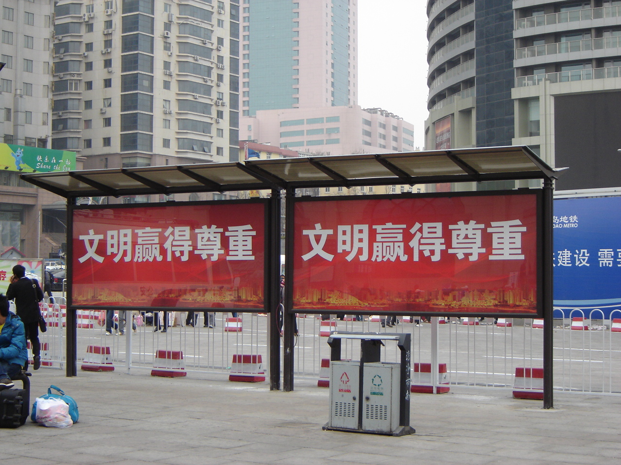 该媒体位于青岛火车站站前广场要道上,火车站广场视野广阔无遮挡。每年进出的中外游客量巨大,由此导致青岛火车站客流吞吐流量巨大(青岛站客流量:********万人次/年,数据来源:济南铁路局),以及大量的接送客人员。随着众多线路的动车组的开通运行,旅客流量也在增大,高层次的旅客所占比重也大幅提升。附近交通便利,商业发达,写字楼林立,既有中山路商圈,又有众多星级酒店,旁边有通往黄岛区的海底隧道主干道,还有栈桥,第六海水浴场等近在咫尺,站在火车站广场上即可眺望到大海。火车站在2008年奥运会帆船赛前投巨资进行了高